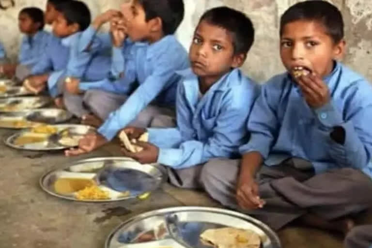 A video making rounds in social media of a group of Durjanpur school students allegedly locked all the teachers in a room of a government school in Uttar Pradesh after not receiving the money distributed in lieu of a mid-day meal during the Covid pandemic when schools were closed.