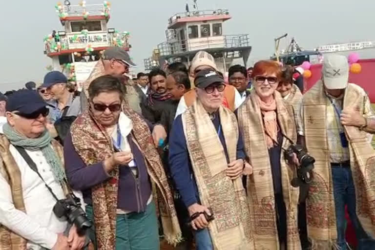 FOREIGNERS FROM GANGA VILAS CRUISE WELCOMED IN JHARKHAND AND FAREWELL WITH SAHIBGANJ FAMOUS SILK SCARVES