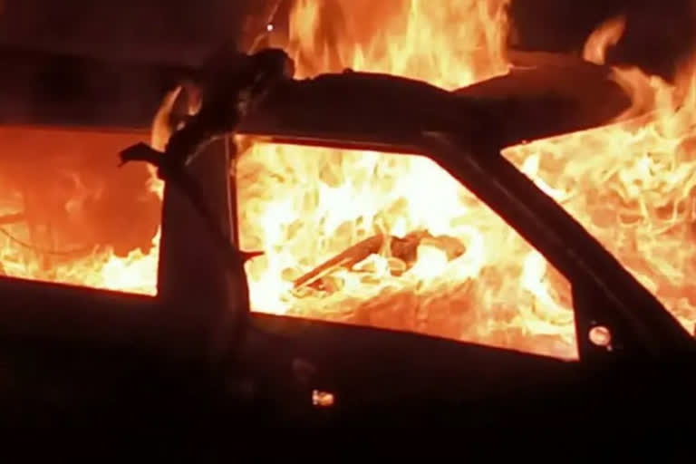After hitting a tree, the car caught fire, three people were burnt alive