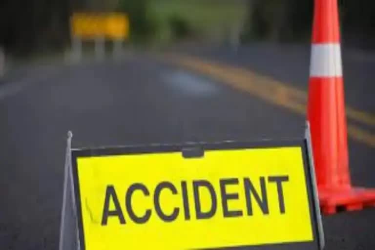 Ponmudi car accident  Ponmudi car accident five people injured  Ponmudi  Ponmudi accident  പൊന്‍മുടിയില്‍ കാര്‍ അപകടം  പൊന്‍മുടിയില്‍ കാര്‍ താഴ്‌ചയിലേക്ക് പതിച്ചു  പൊന്‍മുടി  സ്വിഫ്‌റ്റ് കാര്‍  നെടുമങ്ങാട്  കരമന  വിതുര താലൂക്ക് ആശുപത്രി  പൊന്മുടി പൊലീസ്