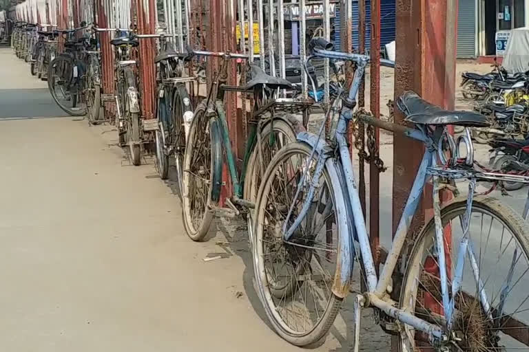 नदवां रेलवे प्लेटफॉर्म को साइकिल स्टैंड बनाया