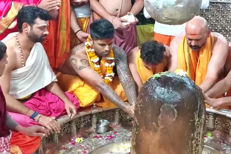 Indian cricketers visited Mahakaleshwar temple  cricketers visited Mahakaleshwar temple in Ujjain  cricketers performed Baba Mahakal Bhasma Aarti  prayed for the speedy recovery of Rishabh Pant  ಪಂತ್​ ಬೇಗ ಗುಣಮುಖರಾಗಲಿ  ಭಾರತೀಯ ಕ್ರಿಕೆಟ್​ ತಂಡ  ಮಧ್ಯಪ್ರದೇಶದ ಉಜ್ಜಯಿನಿಯ ಮಹಾಕಾಳೇಶ್ವರ ದೇವಸ್ಥಾನ  ದೇವಸ್ಥಾನಕ್ಕೆ ಭೇಟಿ ನೀಡಿರುವ ಭಾರತೀಯ ಕ್ರಿಕೆಟ್​ ತಂಡ  ವಿಶ್ವವಿಖ್ಯಾತ ಬಾಬಾ ಮಹಾಕಾಳೇಶ್ವರ ದೇವಾಲಯಕ್ಕೆ ಭಾರತ ತಂಡ  ರಿಷಬ್ ಪಂತ್ ಶೀಘ್ರ ಗುಣಮುಖರಾಗಲಿ  ಸುನಿಲ್ ಗವಾಸ್ಕರ್ ನಮ್ಮ ಕಾಲದ ಶ್ರೇಷ್ಠ ಆಟಗಾರ  ಲೆಜೆಂಡರಿ ಕ್ರಿಕೆಟಿಗ ಕಪಿಲ್ ದೇವ್