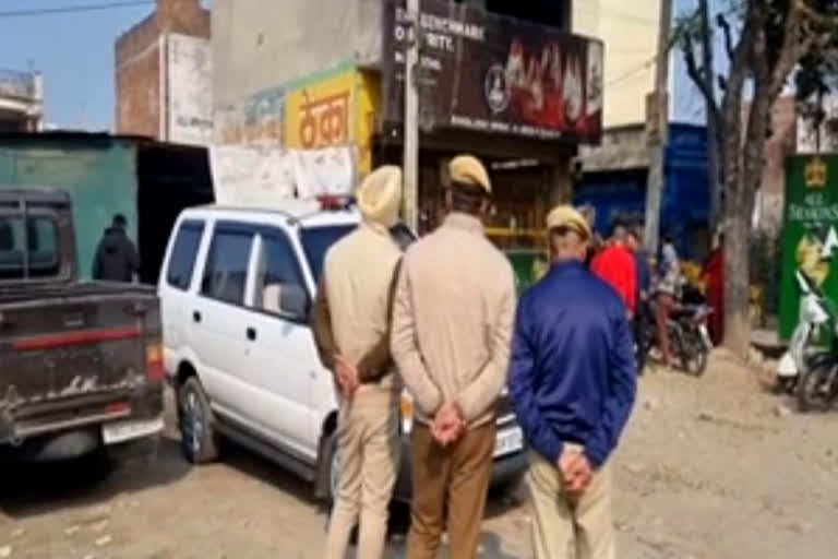 liquor shop looted Yamunanagar