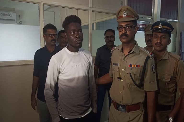 Nigerian youth arrested for cheating on iPad  Nigerian youth arrested by Kozhikode cyber police  cheating on iPad  Nigerian youth arrested  Nigerian youth arrested in Bengaluru  ഐ പാഡ് വാങ്ങാനെന്ന വ്യാജേന ലക്ഷങ്ങള്‍ തട്ടി  നൈജീരിയൻ സ്വദേശി പിടിയില്‍  നൈജീരിയന്‍ സ്വദേശിയായ അകൂച്ചി ഇഫാനി ഫ്രാന്‍ക്ലിന്‍  സിറ്റി സൈബർ ക്രൈം പൊലീസ്  കോഴിക്കോട് സിറ്റി സൈബർ ക്രൈം പൊലീസ്  ആപ്പിൾ ഐ പാഡ്