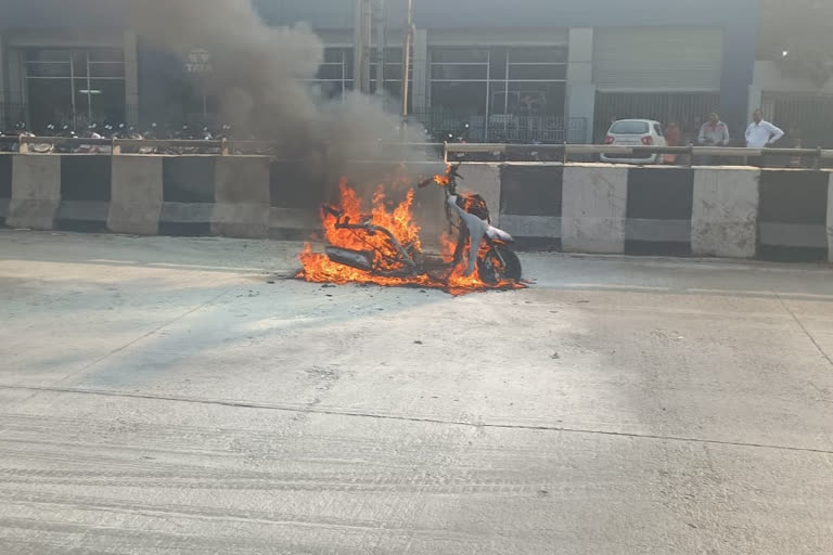 runing scooty caught fire in Seraikela