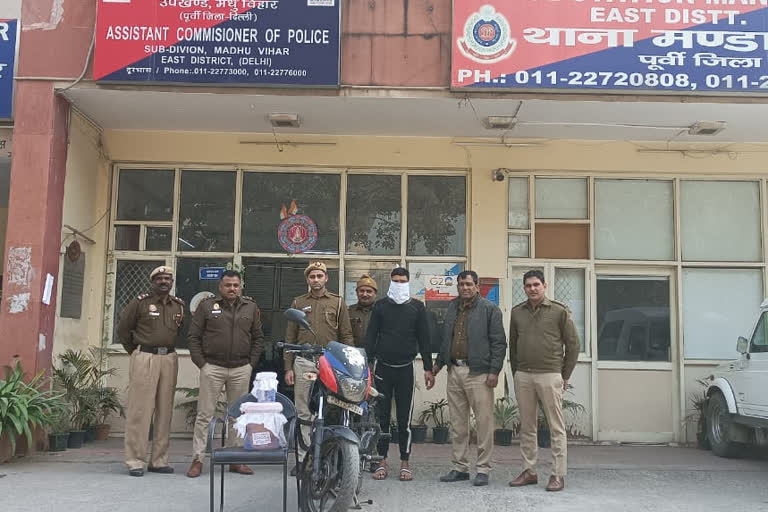 मंडावली थाना पुलिस ने युवती का मोबाइल छीनकर भाग रहे बदमाश को किया गिरफ्तार