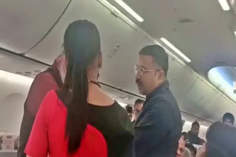 Passenger misbehaving with cabin crew in SpiceJet  misbehaving with cabin crew  SpiceJet passenger offloaded  SpiceJet passenger offloaded after misbehaving  വനിത കാബിന്‍ ക്രൂ അംഗത്തോട് മോശം പെരുമാറ്റം  യാത്രികനെ വിമാനത്തില്‍ നിന്ന് ഇറക്കിവിട്ടു  സ്‌പൈസ് ജെറ്റ്  കാബിന്‍ ക്രൂ