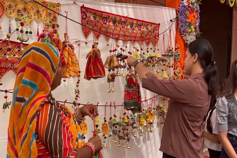 Traditional kathputli: પેઢીઓથી ચાલતી આવી કઠપુતલીની પરંપરા અમદાવાદના વૃદ્ધ દંપતીએ 60 વર્ષથી જાળવી રાખી છે