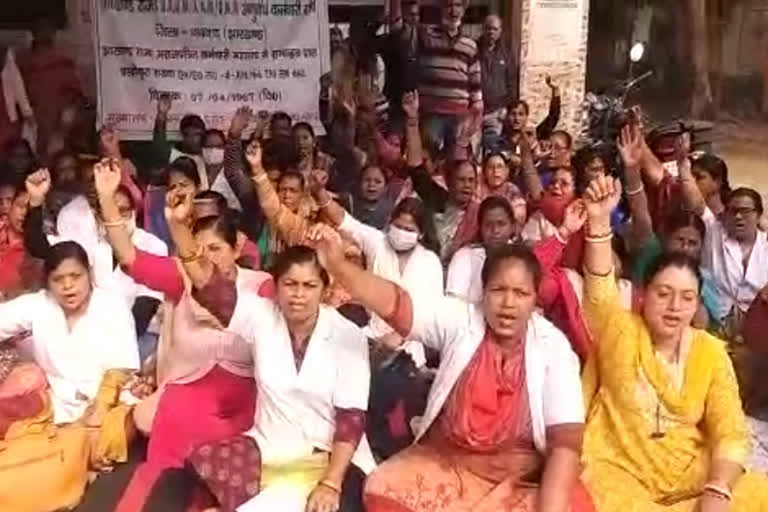 Strike of Contract Health Worker in Dhanbad