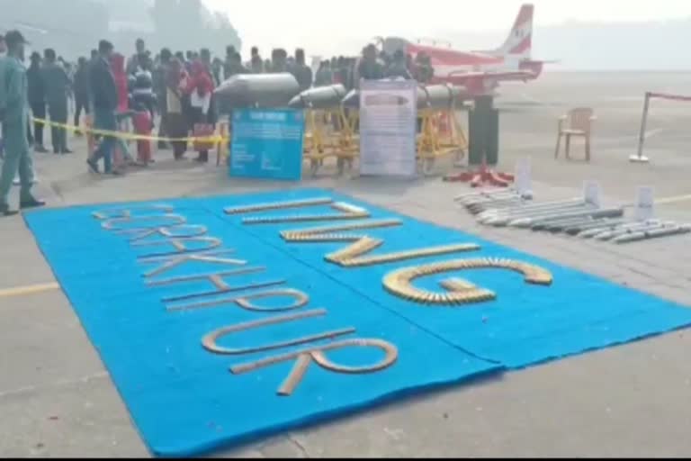 एयर फोर्स स्क्वाडर्न लीडर वेंकटेश प्रभु एस और स्थानीय महिला ने बताया.