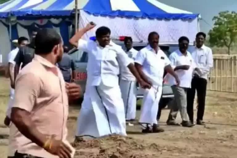 Tamil Nadu  Tiruvallur  Minister SM Nasar throws stone at party workers  SM Nasar  കസേര നൽകാൻ വൈകി  തിരുവള്ളൂർ  തമിഴ്‌നാട്  പ്രവർത്തകർക്ക് നേരെ കല്ലെറിഞ്ഞ് മന്ത്രി  കസേര നൽകാൻ വൈകി