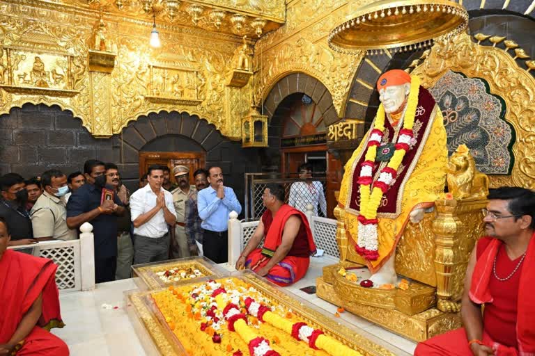 Bollywood Actor Akshay Kumar Visit to Sai Temple; Huge Crowd of Fans to Watch
