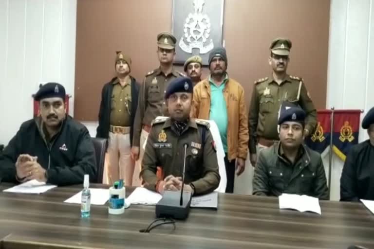 पुलिस ने लूट की घटना में शामिल इनामी काे 18 साल बाद पकड़ लिया.