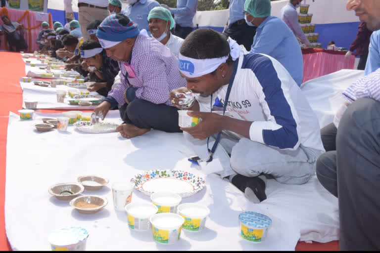 Dahi Khao Inam Paao Competition In Deoghar