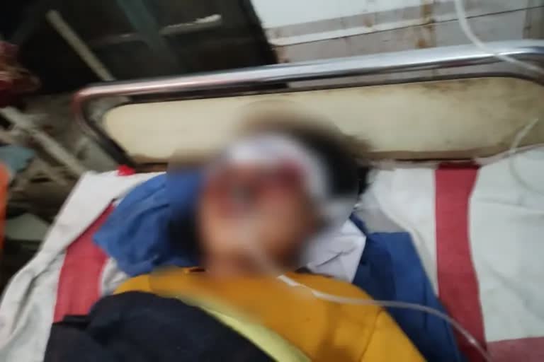 Bihar Purnea  Attempt to rape woman on moving bus  rape woman on moving bus  woman tries to escape through window  severely injured  ഓടുന്ന ബസില്‍ കൂട്ടബലാത്സംഗത്തിന് ശ്രമം  എടുത്തുചാടിയ 35 കാരിക്ക് ഗുരുതര പരിക്ക്  ബിഹാറിലെ പൂര്‍ണിയ  പൂര്‍ണിയ  കൂട്ടബലാത്സംഗത്തിന് ശ്രമിക്കവെ രക്ഷപ്പെടാനായി  രക്ഷപ്പെടാനായി ജനല്‍ മാര്‍ഗം എടുത്തുചാടി  പശ്ചിമ ബംഗാള്‍  ഗവണ്‍മെന്‍റ് മെഡിക്കല്‍ കോളജിലേക്ക് മാറ്റി  വൈശാലി  സിലിഗുരി  ബസ് ഡ്രൈവര്‍  പൊലീസ്