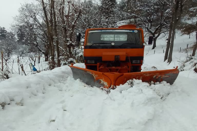 Budgam amid snowfall budgam administration cleaning sniw from the roads