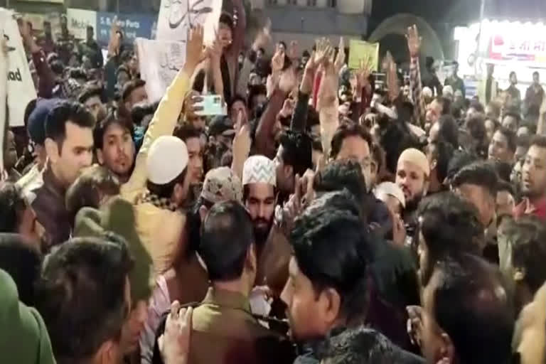 sar tan se juda during protest of pathan