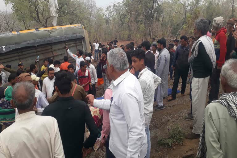 Passengers full of pilgrims overturned in Raisen