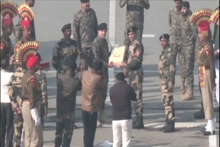 BSF unfurls National Flag at Attari border  റിപ്പബ്ലിക് ദിനാഘോഷം  Republic Day  ബിഎസ്‌എഫ്  ഈജിപ്ഷ്യന്‍ പ്രസിഡന്‍റ് അബ്ദുല്‍ ഫത്ത അല്‍ സിസി  ദേശീയ പതാക  വാഗ അതിർത്തിയിൽ റിപ്പബ്ലിക് ദിനാഘോഷം