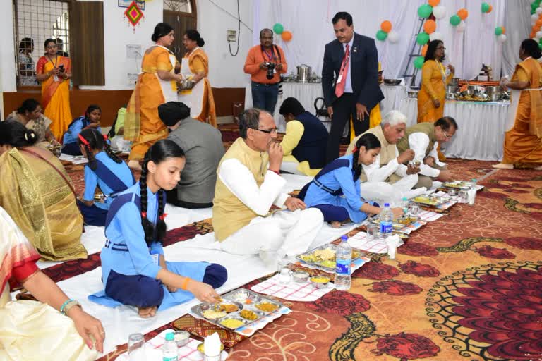 cm eat food with students and teachers