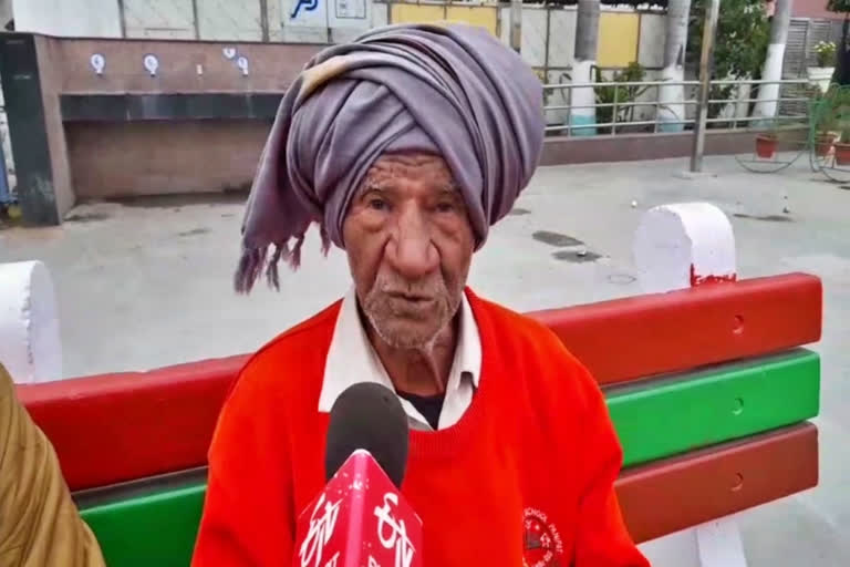 91 year old Kishan Chand works as a porter at Panipat railway station