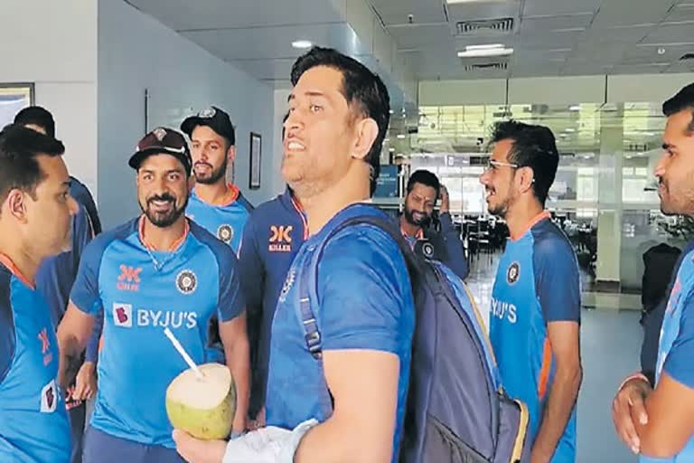 dhoni-met-the-indian-team-in-ranchi-bcci-posted-video-on-dhoni-intwitter