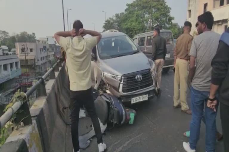 Vadodara accident : કારનું ટાયર ફાટતા અકસ્માત સર્જાયો, રોંગ સાઈડ ટુ વ્હીલર ચાલકનું મૃત્યુ