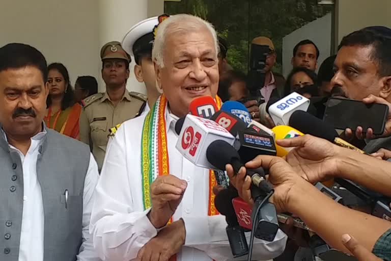 governor  governor praises Kerala government  Kerala government  Kerala government doing well  ഗവർണർ  താൻ പ്രതിപക്ഷ നേതാവല്ല  കേരള സർക്കാർ  ആരിഫ് മുഹമ്മദ് ഖാൻ  സർക്കാരിന്‍റേത് മികച്ച പ്രവർത്തനം  governor supports Kerala government  Arif Muhammad Khan  ഔദ്യോഗിക ഭാഷ