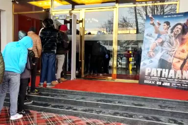 سرینگر میں فلم پٹھان ریلیز، تھیٹر ہاؤس فُل