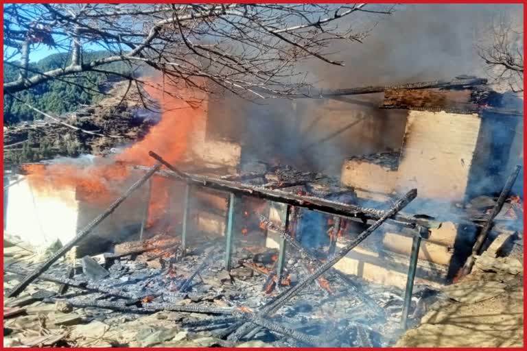 कांढी कलवाड़ा गांव में मकान में लगी आग