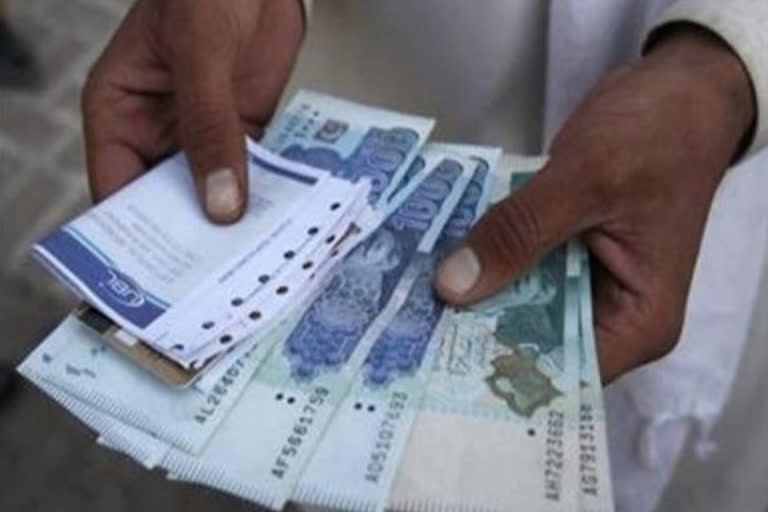 Pakistan's currency plunges against US dollar