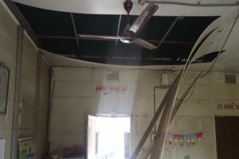 School roof collapsed: જીવના જોખમે ભણતર, ડભોઇ સુંદરકૂવાની શાળામાં આકસ્મિક રીતે ફાઇબરની છત તૂટી પડી સદનસીબે જાનહાનિ ટળી