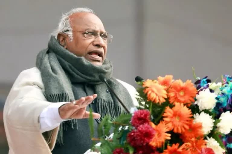 Kharge writes to Shah  ഭാരത് ജോഡോ യാത്രയ്‌ക്ക് സുരക്ഷ ഒരുക്കണം  അമിത്‌ ഷായ്‌ക്ക് കത്തയച്ച് മല്ലികാർജുൻ ഖാർഗെ  Kharge writes to Amit Shah  Bharat Jodo Yatra  Bharat Jodo  കോൺഗ്രസ് അധ്യക്ഷൻ മല്ലികാർജുൻ ഖാർഗെ  കേന്ദ്ര ആഭ്യന്തര മന്ത്രി അമിത്‌ ഷാ  ന്യൂഡൽഹി വാര്‍ത്തകള്‍  ന്യൂഡൽഹി പുതിയ വാര്‍ത്തകള്‍  news updates in Delhi  Latest news in Delhi