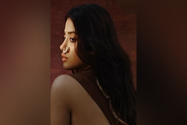 ரவிக்கை இல்லா புடவையில் ஜான்வி கபூர், janhvi-kapoor-is-the-ultimate-enchantress-as-she-poses-in-blouseless-saree