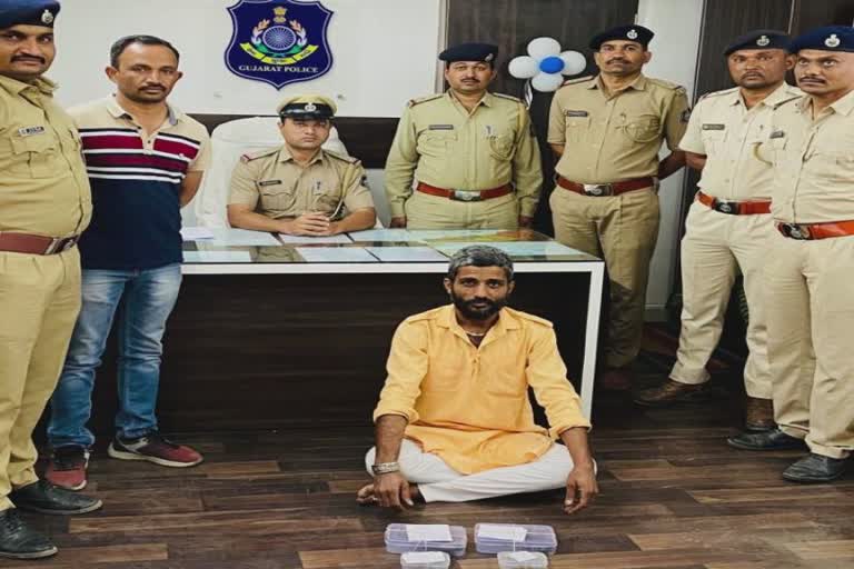 Amreli Crime : ઉંચેયા ગામે હિસ્ટ્રીશીટરને ત્યાં પોલીસના દરોડા, હથિયાર સાથે ચંપુની ધરપકડ