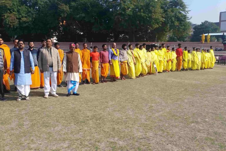 धोती कुर्ता पहन मैच खेलते बटुक