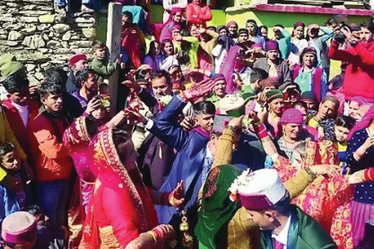 Himachal Pradesh known for its unique traditions. One such tradition belongs to the Hati community of Sirmaur district. Here the bride reaches the groom's house with a procession and then all the wedding rituals are performed at the groom's house.