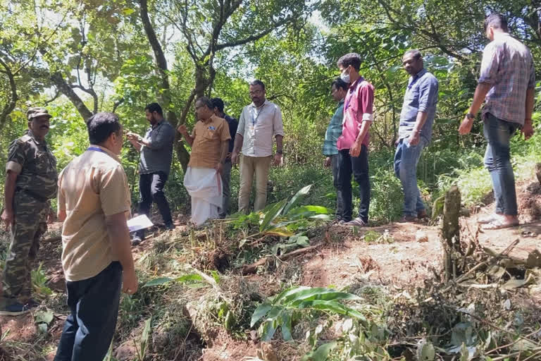 mankuthimedu illegal encroachment  revenue department evacuates encroachment  illegal encroachment  idukki  idukki news  അനധികൃത കയ്യേറ്റം  ഭൂമി കയ്യേറി  ജോണിക്കുട്ടി ഒഴുകയില്‍  സര്‍ക്കാര്‍ ഭൂമി വീണ്ടും കയ്യേറി  ചതുരംഗപ്പാറ വില്ലേജ്