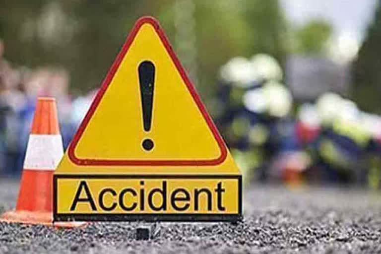 several killed after truck rams into bystanders  ആൾക്കൂട്ടത്തിനിടയിലേക്ക് ട്രക്ക് പാഞ്ഞുകയറി  ട്രക്ക് ഇടിച്ച് അഞ്ച് മരണം  Accident in UP  truck rams into bystanders in up  ഉത്തർപ്രദേശിൽ വാഹനാപകടത്തിൽ അഞ്ച് മരണം  ലഖിംപൂർ ഖേരി