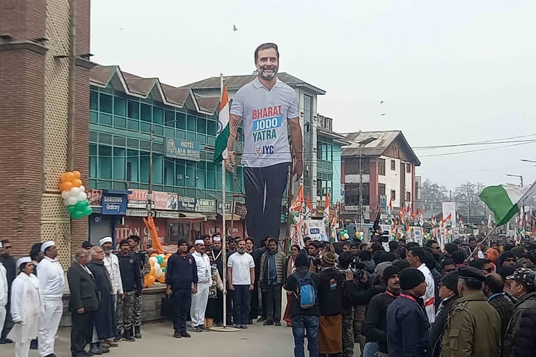 Rahul Gandhi unfurls tricolour on penultimate day of Bharat Jodo Yatra