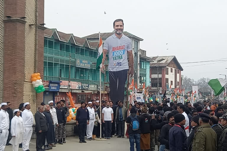 Rahul Gandhi hoisted flag in Lal Chowk Srinagar