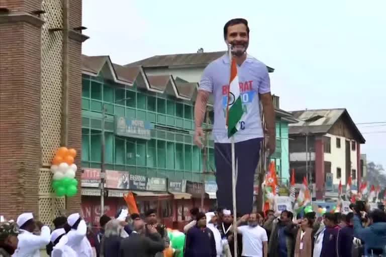 Rahul Gandhi unfurls tricolour on penultimate day of Bharat Jodo Yatra  Bharat Jodo Yatra last day  ഭാരത് ജോഡോ യാത്രയുടെ അവസാന പര്യടനം  രാഹുല്‍ ഗാന്ധി  Bharat Jodo Yatra  Rahul Gandhi