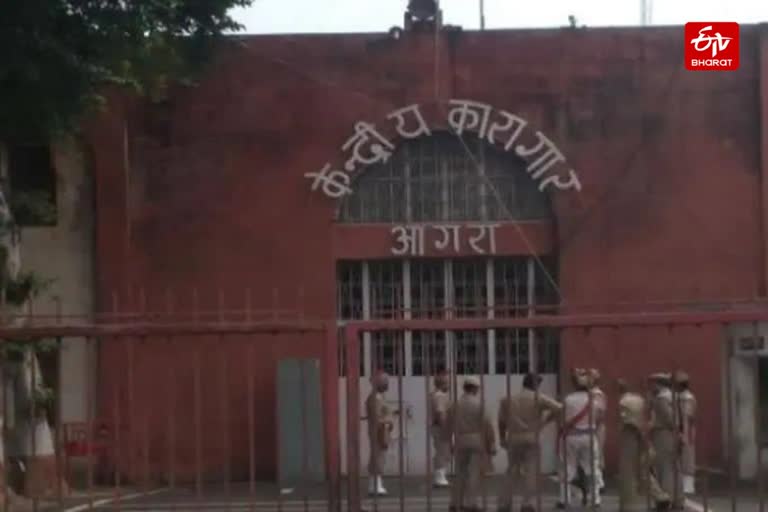 जम्मू कश्मीर से 10 कैदी आगरा जेल में शिफ्ट किए गए है.