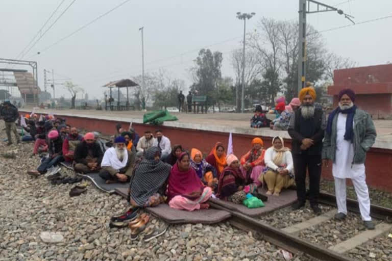 Rail Roko andolan: Farmers stood on the railway track against the centre, stopped trains