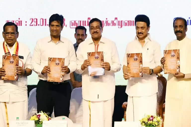 தமிழ்நாட்டு செவிலியர்கள் வெளிநாட்டிற்கு செல்லாமல் இங்கேயே பணியாற்ற வேண்டும்- வைரமுத்து