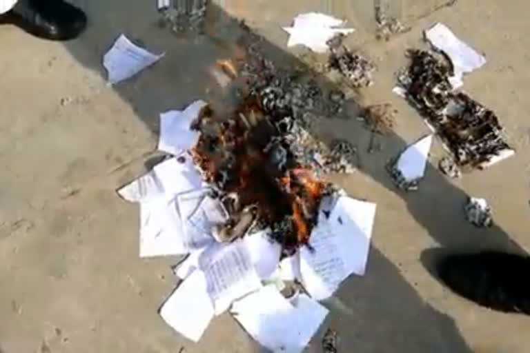 Ramcharitmanas copies burn in Lucknow by OBC Mahasabha