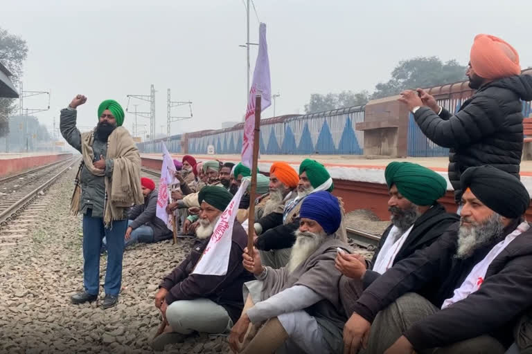 Farmers stopped trains in Punjab in protest against state and central government