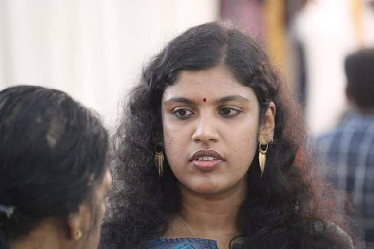 Chintha Jerome  Chintha Jerome PHD Thesis  Chintha Jerome PHD Thesis Kerala University stand  Kerala University  Youth Welfare Commission President Chintha Jerome  PHD Thesis  ചിന്താ ജെറോമിന്‍റെ പിഎച്ച്‌ഡി പ്രബന്ധ വിവാദം  അനങ്ങാതെ കേരള സർവകലാശാല  കേരള സർവകലാശാല  കോപ്പിയടി എന്ന ആരോപണവും കനക്കുന്നു  സംസ്ഥാന യുവജന കമ്മീഷൻ അധ്യക്ഷ  ചിന്താ ജെറോമിന്‍റെ ഗവേഷണ പ്രബന്ധം  ചങ്ങമ്പുഴയുടെ വിഖ്യാതമായ വാഴക്കുല  വാഴക്കുലയുടെ രചയിതാവ് ആര്  സേവ് യൂണിവേഴ്‌സിറ്റി കമ്മിറ്റി  ചങ്ങമ്പുഴയുടെ വിഖ്യാതമായ വാഴക്കുല  പിഎച്ച്‌ഡി പ്രബന്ധം