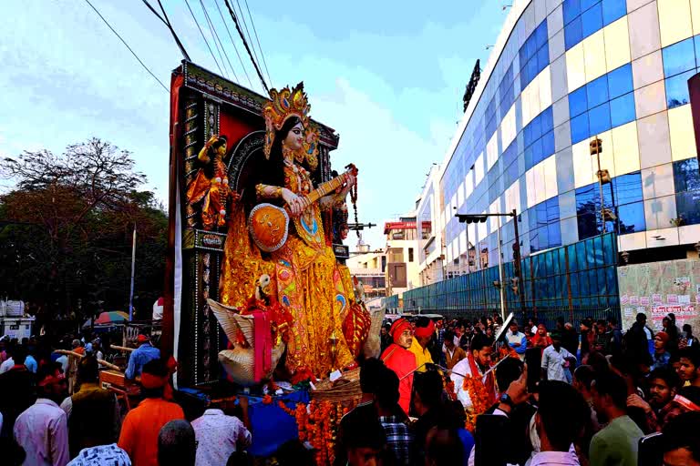 Saraswati Puja Immersion डीजे के साथ मां सरस्वती की प्रतिमा का विसर्जन भारी संख्या में Raf 