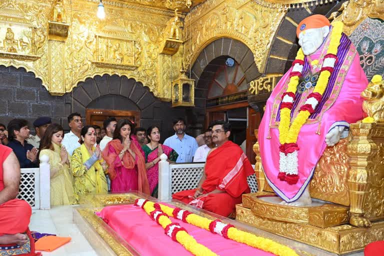 Shilpa Sheety Visited Saibaba Samadhi Shirdi